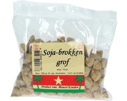 <h3><strong>Maussi's Soja Brokken Grof (200g) - De perfecte plantaardige vleesvervanger voor elke maaltijd!</strong></h3> <p>Ben je op zoek naar een veelzijdige, eiwitrijke en duurzame vleesvervanger die je gerechten naar een hoger niveau tilt? Dan zijn Maussi's Soja Brokken precies wat je nodig hebt! Deze grove soja brokken zijn een must-have in de keuken van iedereen die bewust met voeding omgaat, of je nu vegan, vegetarisch of flexitarisch eet. Met Maussi's Soja Brokken kun je genieten van heerlijke, voedzame maaltijden zonder in te leveren op smaak of textuur. Ze zijn ideaal voor allerlei gerechten, van stoofschotels en curry's tot wokgerechten, pasta's en meer. Lees verder om te ontdekken hoe deze soja brokken jouw nieuwe keukengeheim worden!</p> <p><strong>Waarom kiezen voor Maussi's Soja Brokken?</strong></p> <p>Er zijn veel redenen waarom Maussi's Soja Brokken een geweldige toevoeging zijn aan jouw dieet. Hier zijn de belangrijkste voordelen:</p> <ol> <li><strong>Rijk aan eiwitten</strong>: Met meer dan 50% eiwit per 100 gram zijn deze soja brokken een uitstekende bron van plantaardige eiwitten. Perfect voor sporters, mensen die aan hun spieren willen werken, of gewoon iedereen die wat extra eiwitten in hun dieet wil opnemen!</li> <li><strong>Lage vetwaarde</strong>: Omdat de brokken zijn gemaakt van ontvette sojameel, zijn ze laag in vet. Dit maakt ze niet alleen gezond, maar ook een lichte toevoeging aan je maaltijd, zonder je zwaar te laten voelen.</li> <li><strong>Neutrale smaak</strong>: De brokken hebben een neutrale smaak, wat betekent dat ze de smaken van kruiden, specerijen en sauzen volledig absorberen. Dit maakt ze ongelooflijk veelzijdig—van Italiaanse pastasaus tot pittige Thaise curry, je kunt ze in vrijwel elk gerecht gebruiken.</li> <li><strong>Eenvoudig te bereiden</strong>: Maussi's Soja Brokken zijn binnen een paar minuten klaar om te gebruiken. Het enige wat je hoeft te doen is ze te weken in heet water of bouillon, en ze zijn klaar om verwerkt te worden in je favoriete recepten.</li> <li><strong>Duurzaam en diervriendelijk</strong>: Door te kiezen voor soja brokken help je de planeet. Soja heeft een veel lagere ecologische voetafdruk dan vlees, en het productieproces is 100% diervriendelijk. Een makkelijke manier om je steentje bij te dragen aan een betere wereld!</li> </ol> <p><strong>Hoe gebruik je maussi's soja brokken in de keuken?</strong></p> <p>Maussi's Soja Brokken zijn super veelzijdig en kunnen in vrijwel elk gerecht worden gebruikt. Hier zijn een paar ideeën om je op weg te helpen:</p> <ul> <li><strong>Maak een hartige stoofschotel</strong>: Voeg de geweekte soja brokken toe aan je favoriete stoofschotel of curry voor een heerlijke, vleesachtige textuur. Perfect voor een verwarmende maaltijd op koude dagen!</li> <li><strong>Verrijk je soepen en bouillons</strong>: Voeg wat soja brokken toe aan je soepen voor extra vulling en eiwitten. Ze nemen de smaken van je soep op en geven een heerlijke bite.</li> <li><strong>Taco's en wraps</strong>: Kruid de brokken met je favoriete taco-kruiden, voeg wat salsa en groenten toe, en je hebt een heerlijke plantaardige vulling voor taco's en wraps.</li> <li><strong>Pastasaus met een twist</strong>: Maak een heerlijke vegan Bolognese door de soja brokken toe te voegen aan je tomatensaus, samen met ui, knoflook en Italiaanse kruiden. Serveer met je favoriete pasta en geniet van een voedzame maaltijd.</li> <li><strong>Wokken met groenten</strong>: Voeg de soja brokken toe aan je wokgerechten met verse groenten, noedels of rijst voor een snelle, gezonde en eiwitrijke maaltijd.</li> </ul> <p><strong>Stap-voor-stap bereiding van maussi's soja brokken</strong></p> <p>Het bereiden van Maussi's Soja Brokken is eenvoudig en snel. Volg deze stappen voor het beste resultaat:</p> <ol> <li><strong>Week de brokken</strong>: Voeg de gewenste hoeveelheid soja brokken toe aan een kom en overgiet met heet water of bouillon. Laat ze ongeveer 10 minuten weken totdat ze zacht en mals zijn.</li> <li><strong>Vocht verwijderen</strong>: Knijp het overtollige vocht uit de geweekte brokken met je handen of gebruik een zeef. Dit zorgt ervoor dat de brokken een goede textuur behouden in je gerecht.</li> <li><strong>Kruiden en marineren</strong>: Dit is waar je creativiteit om de hoek komt kijken. Voeg je favoriete kruiden, specerijen, of marinades toe. Denk aan sojasaus, knoflook, gember, of een pittige chilisaus voor extra smaak.</li> <li><strong>Bereiden zoals je wilt</strong>: Bak, wok of kook de brokken in je gerecht. Ze zijn nu klaar om te genieten!</li> </ol> <p><strong>Gezond, voedzaam en gemakkelijk</strong></p> <p>Maussi's Soja Brokken zijn niet alleen een heerlijke toevoeging aan je maaltijden, maar ook een voedzame keuze. Ze zijn rijk aan eiwitten, bevatten vezels en essentiële mineralen zoals ijzer en calcium, en zijn volledig vrij van kunstmatige toevoegingen en conserveringsmiddelen. Of je nu je proteïne-inname wilt verhogen, een gezonder alternatief voor vlees zoekt, of gewoon wilt experimenteren met plantaardig koken, Maussi's Soja Brokken bieden een voedzame oplossing zonder compromissen.</p> <p><strong>Perfect voor meal prepping en drukke dagen</strong></p> <p>Voor iedereen die van meal prepping houdt, zijn Maussi's Soja Brokken een uitkomst. Je kunt ze gemakkelijk in grotere hoeveelheden bereiden en in de koelkast bewaren voor snelle, eiwitrijke maaltijden gedurende de week. Voeg ze toe aan salades, wraps, of gewoon als een vullende snack. Zo ben je altijd voorbereid, zelfs op de drukste dagen.</p> <p><strong>Kies voor duurzaamheid en smaak</strong></p> <p>Als je geeft om de planeet en tegelijkertijd lekker wilt eten, dan zijn Maussi's Soja Brokken de ideale keuze. Soja vereist minder water en land dan vleesproductie en heeft een lagere CO2-uitstoot. Dit betekent dat je met elke maaltijd een positieve impact kunt maken. En omdat ze volledig plantaardig zijn, zijn ze geschikt voor veganisten, vegetariërs, of iedereen die gewoon wat vaker plantaardig wil eten.</p> <p><strong>Probeer het zelf!</strong></p> <p>Het mooie aan Maussi's Soja Brokken is dat je ze kunt aanpassen aan jouw smaak. Of je nu gaat voor een simpele pasta, een uitgebreide curry, of een snelle wokschotel, deze soja brokken zijn jouw nieuwe beste vriend in de keuken. Ze zijn licht, voedzaam, en voegen een geweldige textuur toe aan je gerechten zonder dat je het vlees mist.</p> <p><strong>Een echte Game-Changer in de keuken</strong></p> <p>Ben je klaar om je maaltijden naar een hoger niveau te tillen? Probeer Maussi's Soja Brokken en ervaar zelf de veelzijdigheid en het gemak. Ze zijn perfect voor zowel beginnende koks als ervaren chefs die op zoek zijn naar nieuwe manieren om met plantaardige ingrediënten te werken. Met Maussi's Soja Brokken heb je altijd een eiwitrijke, smakelijke optie bij de hand die bijdraagt aan een gezondere en duurzamere levensstijl.</p> <p><strong>Conclusie</strong></p> <p>Maussi's Soja Brokken zijn een fantastische toevoeging aan de keuken van iedereen die op zoek is naar gezonde, duurzame en smakelijke vleesvervangers. Ze zijn rijk aan eiwitten, makkelijk te bereiden en passen in vrijwel elk gerecht. Of je nu volledig veganistisch eet, wat minder vlees wilt consumeren, of gewoon op zoek bent naar nieuwe kookinspiratie, deze soja brokken bieden de perfecte oplossing. Voeg ze vandaag nog toe aan je winkelmandje en ontdek hoe heerlijk en eenvoudig plantaardig eten kan zijn!</p>