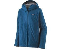 Patagonia Torrentshell 3L Zomerjas Heren Blauw <p>Met zijn 3-laags constructie biedt de Torrentshell maximale bescherming tegen wind en regen, terwijl het ademende materiaal ervoor zorgt dat je niet oververhit raakt, zelfs niet tijdens actieve bezigheden. Of je nu wandelt door de bergen, fietst door de stad of gewoon op avontuur gaat, deze jas houdt je beschermd zonder in te boeten aan comfort. Het ontwerp van de Patagonia Torrentshell is niet alleen functioneel, maar ook stijlvol. Met een slanke pasvorm en een reeks eigentijdse kleuren, kun je zowel op het pad als in de stad met vertrouwen opvallen. Bovendien is de jas gemaakt van gerecyclede materialen, waardoor je niet alleen voor jezelf zorgt, maar ook voor de planeet.</p> <h3>Pluspunten:</h3> <p>+ Verstelbare kap</p> <p>+ Microfleece-gevoerde nek</p> <p>+ Rits aan de voorkant in het midden</p> <p>+ Zakfuncties</p> <p>+ Verzegelde warmte</p>