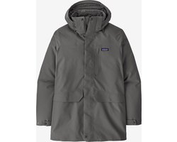 <p>Patagonia Tres 3 in 1 parka 28389 forge grey</p> <p>De Tres 3-in-1 Parka is makkelijk aan te passen aan wisselende weersomstandigheden. Door de uitneembare binnenjas die met dons is gevuld heb je een jas voor frisse koude dagen, voor gure waterkoude dagen en verregende dagen. Bijna het hele jaar door heb je veel plezier van deze jas. De buitenjas heeft een waterdicht en ademend membraan. De binnenjas met dons houdt je comfortabel warm. Met een simpele handeling rits je de binnenjas er zo in of uit. De Tres Parka heeft een stijlvol uiterlijk en is geheel gemaakt van gerecycled materiaal. Het dons in de binnenjas is voor 100% gewonnen uit “afgedankte” donsprodukten. Het gerecyclede materiaal van de buitenjas ondersteunt het First Mile project: een netwerk dat zich focust op lokale plastic afvalverzameling en -verwerking en zo een duurzaam inkomen genereert voor mensen uit lagelonenlanden.</p>