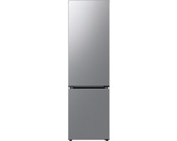 <p>Deze <strong>Samsung RB38C607AS9 koelvriescombinatie</strong> is geschikt om producten nog langer vers te houden en te bewaren. Zowel het Twin Cooling Plus systeem, als de Optimal Fresh+ lades, bieden de juiste temperatuur en vochtigheid, wat zorgt voor een langere versheid. Vries en koel snel producten in met de PowerFreezing en PowerCooling functie, en ontdooien is bijna nooit meer nodig dankzij het No Frost systeem. Deze moderne koelvriescombinatie beschikt ook over een Wi-Fi functie. Hiermee kan je de koelvriescombinatie koppelen aan de SmartThings app en verbinden met andere slimme apparaten in je huis.</p> <h3><strong>Voordelen</strong></h3> <ul> <li>Met Wi-Fi</li> <li>PowerFreezing/Cooling</li> <li>Deze koelkast is met energielabel A zeer energiezuinig</li> </ul> <h3><strong>Nadelen</strong></h3> <ul> <li>Beschikt niet over een water-en ijsdispenser<br /><br /></li> </ul> <h3>Bespaar tot 15% op energie</h3> <p>Door middel van Wi-Fi kun je de koelkast koppelen aan de SmartThings app. Zet de SmartThings AI Energy Mode functie aan in de app om proactief energieverbruik van deze Samsung apparaten te monitoren en hierop te besparen. AI Energy Mode analyseert uw gebruikspatroon van de koelkast en maakt een schatting van uw verbruik, gebaseerd op AI technologie. Als het geschatte elektriciteitsverbruik uw vooraf ingestelde doel overschrijdt, beveelt het u aan om de spaarmodus te activeren om het energieverbruik met maximaal 15% te verminderen*</p> <p>*Door de compressorsnelheid en werking te optimaliseren en de temperatuur van de vriezer aan te passen. De resultaten kunnen variëren, afhankelijk van de gebruiksconditie en het gebruikspatroon</p> <h3><strong>Bijna nooit meer ontdooien dankzij No Frost</strong></h3> <p>Het is nu bijna nooit meer nodig om zelf de vriezer te ontdooien. Door het No Frost systeem wordt het vocht uit het vriesgedeelte afgevoerd door een ventilatiesysteem. Op deze manier blijft de lucht droog, wat voorkomt dat er ijs aanslag aan de binnenkant van je apparaat, of op je eten komt. Omdat er geen ijs aanslag in de vriesruimte zit, bespaart dit direct energie en is het beter voor je vrieswaren.<br /><br /></p> <h3><strong>Twin Cooling Plus, tot twee keer langer vers</strong></h3> <p>Deze Samsung koelvriescombinatie beschikt over het Twin Cooling Plus systeem. De temperatuur en de vochtigheidsgraad worden geoptimaliseerd in de koel- en vriesruimte via twee gescheiden koelsystemen. Hierdoor blijven voedingsmiddelen tot twee keer langer vers. Daarnaast zullen de geuren van de koelkast en vriezer zich niet mengen, waardoor er geen nare geurtjes ontstaan.<br /><br /></p> <h3><strong>Optimal Fresh+ , voor een langere versheid</strong></h3> <p>De koel-vriescombinatie beschikt over een Optimal Fresh+ lade. Deze lade kan gebruikt worden als één lade of twee zones. Met de twee zones kan je verschillende producten bewaren op twee temperatuurstanden voor het beste resultaat. Op deze manier blijven de producten tot twee keer langer vers. Het rechter vak is perfect voor groente en fruit.</p> <h3><strong>Snel koelen en vriezen</strong></h3> <p>Heb je net nieuwe producten gekocht en wil je die snel op temperatuur brengen? Kies dan voor de PowerCool of PowerFreeze functie. Met deze functie worden vries en koelwaren nog sneller op temperatuur gebracht. Handig als je bijvoorbeeld snel ijsblokjes nodig hebt of lekker koud frisdrank.</p> <h3><strong>SpaceMax, grotere opslagruimte</strong></h3> <p>Met de SpaceMax Technology, beschik je nu over een nog grotere opslagruimte. Deze koelvriescombinatie heeft maar liefst een inhoud van 387 liter. Dit is omgerekend bijna twee winkelwagens vol boodschappen. De inhoud wordt groter, zonder dat de omvang van de koelkast toeneemt.<br /><br /></p> <h3><strong>Samsung Digital Inverter Compressor</strong></h3> <p>Met de Samsung Digital Inverter Compressor haal je niet alleen een energiezuinige en milieuvriendelijke koelvriescombinatie in huis, maar tegelijkertijd ook een stille. Waar reguliere compressors alleen aan of uit kunnen, past de Digital Inverter Compressor zich automatisch aan naar 1 van de 7 koelstanden. Hierdoor is hij ook zeer stil en produceert slechts 35db. <br /><br /><strong>Kenmerken van de Samsung RB38C607AS9</strong></p> <ul> <li>Wi-Fi - SmartThings - No Frost systeem - Twin Cooling Plus - Optimal Fresh+ - Power Cooling - Power Freezing – SpaceMax – Digital Inverter compressor - LED verlichting - Veiligheidsglas plateaus - Deur alarm</li> </ul> <p><strong>Inhoud van de Samsung koelvriescombinatie</strong></p> <ul> <li>Twee koellades </li> <li>4 veiligheidsglas plateaus</li> <li>4 deurvakken</li> <li>Eierrekje</li> <li>3 vrieslades</li> <li>Ijsblokjesvorm</li> </ul>