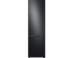 <p>Deze <strong>Samsung RB38C7B6CB1/EF koelvriescombinatie</strong> is geschikt om producten nog langer vers te houden en te bewaren. Zowel het Twin Cooling Plus systeem, als de Optimal Fresh+ en Humidity Fresh+ lades, bieden de juiste temperatuur en vochtigheid, wat zorgt voor een langere versheid. Omdat het flessenplateau dicht is aan de onderkant, kunnen er nu ook andere producten op bewaard worden. Vries en koel snel producten in met de PowerFreezing en PowerCooling functie, en ontdooien is bijna nooit meer nodig dankzij het No Frost systeem. Deze moderne koelvriescombinatie beschikt ook over een Wi-Fi functie. Hiermee kan je de koelvriescombinatie koppelen aan de SmartThings app en verbinden met andere slimme apparaten in je huis.</p> <p> </p> <h3>Voordelen</h3> <ul> <li>Met Wi-Fi</li> <li>PowerFreezing/Cooling</li> <li>Flessenplateau</li> </ul> <h3>Nadelen</h3> <ul> <li>Beschikt niet over een water-en ijsdispenser<br /><br /></li> </ul> <h3>Bespaar tot 15% op energie</h3> <p>Door middel van Wi-Fi kun je de koelkast koppelen aan de SmartThings app. Zet de SmartThings AI Energy Mode functie aan in de app om proactief energieverbruik van deze Samsung apparaten te monitoren en hierop te besparen. AI Energy Mode analyseert uw gebruikspatroon van de koelkast en maakt een schatting van uw verbruik, gebaseerd op AI technologie. Als het geschatte elektriciteitsverbruik uw vooraf ingestelde doel overschrijdt, beveelt het u aan om de spaarmodus te activeren om het energieverbruik met maximaal 15% te verminderen*</p> <p>*Door de compressorsnelheid en werking te optimaliseren en de temperatuur van de vriezer aan te passen. De resultaten kunnen variëren, afhankelijk van de gebruiksconditie en het gebruikspatroon</p> <h3>Bijna nooit meer ontdooien dankzij No Frost</h3> <p>Het is nu bijna nooit meer nodig om zelf de vriezer te ontdooien. Door het No Frost systeem wordt het vocht uit het vriesgedeelte afgevoerd door een ventilatiesysteem. Op deze manier blijft de lucht droog, wat voorkomt dat er ijs aanslag aan de binnenkant van je apparaat, of op je eten komt. Omdat er geen ijs aanslag in de vriesruimte zit, bespaart dit direct energie en is het beter voor je vrieswaren.</p> <h3>Twin Cooling Plus, tot twee keer langer vers</h3> <p>Deze Samsung koelkast beschikt over het Twin Cooling Plus systeem. De temperatuur en de vochtigheidsgraad worden geoptimaliseerd in de koel- en vriesruimte via twee gescheiden koelsystemen. Hierdoor blijven voedingsmiddelen tot twee keer langer vers. Daarnaast zullen de geuren van de koelkast en vriezer zich niet mengen, waardoor er geen nare geurtjes ontstaan.</p> <h3>Optimal Fresh+ , voor een langere versheid</h3> <p>De koel-vriescombinatie beschikt over een Optimal Fresh+ lade. Deze lade kan gebruikt worden als één lade of twee zones. Met de twee zones kan je verschillende producten bewaren op twee temperatuurstanden voor het beste resultaat. Op deze manier blijven de producten tot twee keer langer vers. Het rechter vak is perfect voor groente en fruit.</p> <h3>Humidity Fresh+, afstemmen van de luchtvochtigheid</h3> <p>Met de Humidity Fresh+ is het mogelijk om de luchtvochtigheid af te stemmen op de producten in de lade. Pas simpelweg de luchtvochtigheid aan door aan de knop te draaien. Hierdoor worden luchtgaten geopend, zodat overtollig vocht afgevoerd kan worden. Hiermee zorg je voor de beste omstandigheden, zodat de smaak en textuur van producten langer vers blijven.</p> <h3>Flessenplateau, ideaal voor veel</h3> <p>Bewaar flessen nu op het flessenplateau in deze koel-vriescombinatie. Omdat het plateau een platte vorm heeft, kunnen er naast flessen ook andere producten op bewaard worden, zoals etenswaren of kleinere blikjes. Op deze manier ga je efficiënter met je ruimte om.</p> <h3>Snel koelen en vriezen</h3> <p>Heb je net nieuwe producten gekocht en wil je die snel op temperatuur brengen? Kies dan voor de PowerCool of PowerFreeze functie. Met deze functie worden vries en koelwaren nog sneller op temperatuur gebracht. Handig als je bijvoorbeeld snel ijsblokjes nodig hebt of lekker koud frisdrank.</p> <h3>Metal Cooling Plate, behouden van temperaturen</h3> <p>Achterin de koelkast bevindt zich een Metal Cooling Plate. Dit is een metalen plaat, die de temperaturen van de koelkast beter behoudt. Zodra de deur wordt geopend, wordt de koude temperatuur door de metalen plaat behouden, zonder dat er teveel verloren gaat. Dit is beter voor de producten, maar ook voor je energieverbruik.</p> <h3>SpaceMax, grotere opslagruimte</h3> <p>Met de SpaceMax Technology, beschik je nu over een nog grotere opslagruimte. Deze koelvriescombinatie heeft maar liefst een inhoud van 387 liter. Dit is omgerekend bijna twee winkelwagens vol boodschappen. De inhoud wordt groter, zonder dat de omvang van de koelkast toeneemt.</p> <h3>Cool Select+, meer flexibiliteit</h3> <p>Het Cool Select+ systeem biedt nog meer flexibiliteit in de koel-vriescombinatie. Zo kan je gemakkelijk de vriezer instellen als koelkast om meer producten te koelen, of kies voor de vakantiemodus om de bovenste zone uit te schakelen, waarmee je energie bespaard. Met Convertible Zone kan je verschillende temperaturen instellen zoals, -23°, -15°, -5°, -1° of 2°.<br /><br /><strong>Kenmerken van de Samsung RB38C7B6CB1/EF</strong></p> <ul> <li>Wi-Fi - SmartThings - No Frost systeem - Twin Cooling Plus - Optimal Fresh+ - Humidity Fresh+ - Rack & Shelfs - Flessenplateau - Power Cooling - Power Freezing - LED verlichting - Veiligheidsglas plateaus - Cool Select - Deur alarm - Metal Cooling Plate - Slide & Fold</li> </ul> <p><strong>Inhoud van de Samsung koelvriescombinatie</strong></p> <ul> <li>Twee koellades (Optimal Fresh+ en Humidity Fresh+)</li> <li>4 veiligheidsglas plateaus</li> <li>Rack & Shelf flessenplateau</li> <li>3 deurvakken en 1 flessenvak</li> <li>Eierrekje</li> <li>3 vrieslades</li> <li>Ijsblokjesvorm</li> </ul>