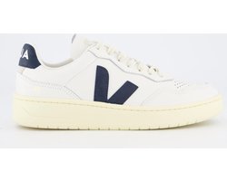 <p>De V-90 unisex sneakers van VEJA combineren modern design met duurzame materialen voor een stijlvolle en verantwoorde keuze. Gemaakt van O.T. leather (Organic Traced leather), bieden deze schoenen niet alleen een luxueuze uitstraling, maar ook een uitzonderlijk comfort. Dit leer ondergaat een mechanisch bewerkingsproces dat het fijn en buigzaam maakt, waardoor elke stap aangenaam aanvoelt.</p> <p>De subtiele donkerblauwe accenten voegen een elegante touch toe aan het strakke, witte ontwerp. Het uitneembare voetbed zorgt voor extra comfort en maakt het eenvoudig om de schoen aan te passen aan persoonlijke voorkeuren. De kenmerkende VEJA-branding benadrukt de tijdloze esthetiek van deze sneakers.</p> <p>Of je nu een drukke dag tegemoet gaat of gewoon op zoek bent naar een veelzijdige en duurzame sneaker, de V-90 van VEJA is de perfecte keuze. Deze unisex schoenen bieden stijl, comfort en een milieubewuste keuze in één.</p> <p><strong>Eigenschappen:</strong></p> <ul> <li>SKU: 5110-01-14362</li> <li>MPN: VD2003656</li> <li>Merk: VEJA</li> <li>Hoofdkleur: Wit</li> <li>Materiaal: Leer</li> <li>Binnenvoering: Polyester</li> <li>Breedte: Normaal</li> <li>Uitneembare zool: Ja</li> </ul> <p>Amigo is officieel verkooppunt voor producten van VEJA en helpt je graag verder. Indien je je V-90 bestelt voor 16:00, dan wordt je bestelling, indien op voorraad, nog op dezelfde dag verzonden!</p>