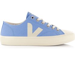 <p>Stap in stijl en duurzaamheid met de "Wata II Low" unisex sneakers van VEJA. Deze sneakers combineren een tijdloos ontwerp met milieuvriendelijkheid. Het canvas materiaal in de kleur blauw met details in gebroken wit, zorgen voor een klassieke uitstraling en duurzaamheid.</p> <p>De VEJA-branding benadrukt het kwaliteitsniveau en de ethische waarden van het merk. Bovendien wordt het katoen voor deze sneakers verbouwd in Brazilië en Peru door verenigingen die respect hebben voor mens en milieu, volgens fairtrade-principes. </p> <p>Stap met een gerust hart en stijlvolle voeten de wereld in, wetende dat je bijdraagt aan een betere toekomst. Deze Wata II Low sneakers bieden niet alleen stijl, maar ook comfort, zodat je de hele dag door kunt blijven bewegen.</p> <p><strong>Eigenschappen:</strong></p> <ul> <li>SKU: 5110-09-14196</li> <li>MPN: PL0103515</li> <li>Merk: VEJA</li> <li>Hoofdkleur: Blauw</li> <li>Materiaal: Canvas</li> <li>Binnenvoering: Katoen</li> <li>Breedte: Normaal</li> <li>Uitneembare zool: Ja</li> </ul> <p>Amigo is officieel verkooppunt voor producten van VEJA en helpt je graag verder. Indien je je Wata II low bestelt voor 16:00, dan wordt je bestelling, indien op voorraad, nog op dezelfde dag verzonden!</p>