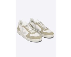 Veja V-10 heren sneaker. De sneakers van Veja zijn een nieuwe toevoeging aan onze collectie. Dit duurzame merk moet je in de kast hebben staan! Uitgevoerd in duurzaam geproduceerd leer. De perforatie op de neus biedt een goede warmteafvoer om de voeten fris te houden. Gevoerd met textiel van gerecyclede materialen en voorzien van een gewatteerde enkelkraag. De verhoogde hielkap zorgt voor een goede aansluitende pasvorm. Bevat een stevig EVA-voetbed, deze is bovendien utneembaar waardoor eigen zolen ook gebrukt kunnen worden indien nodig. Afgewerkt met een rubberen loopzool gemaakt van rubbern uit het Amazone-gebied van plantage die regeneratieve landbouw bedirjven.